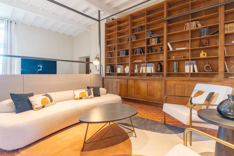 Spacious, modern loft in a château near Aix. — photo 4