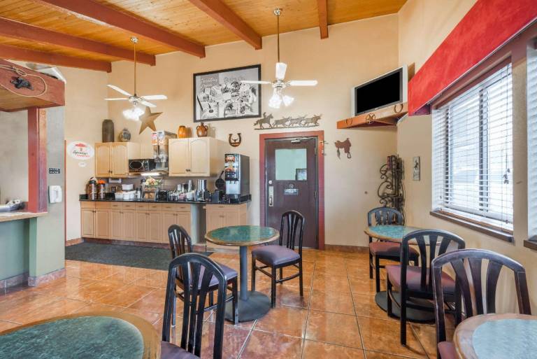 Super 8 By Wyndham Dodge City — photo 3