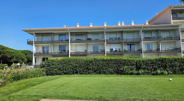 Holiday apartment with patio, garden & private pool | Dogs allowed — photo 3