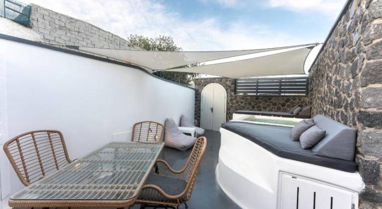 Villa with hot tub & terrace | Dogs allowed in Santorini