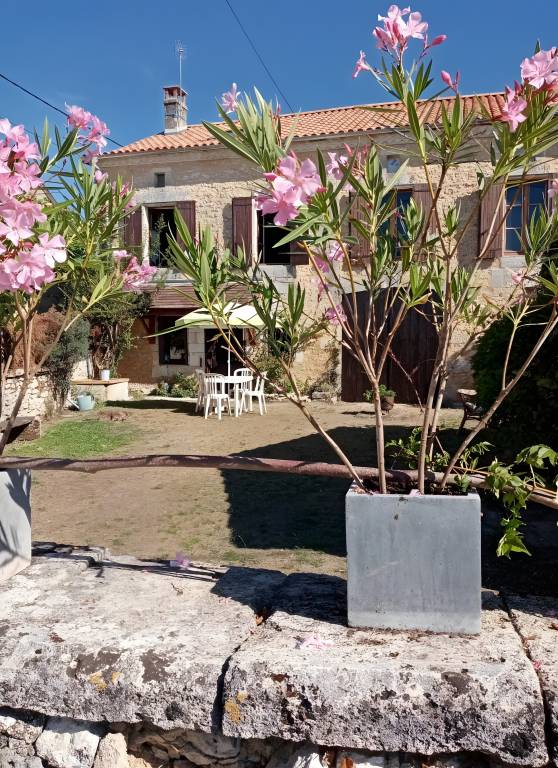 Vacation home with garden, patio & grill | Garden view in Périgueux