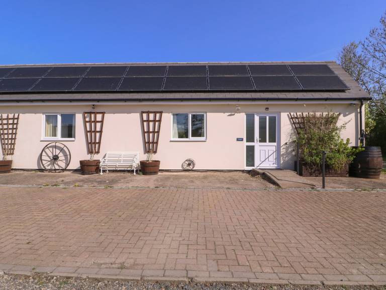 Cottage with garden — photo 2