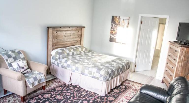 Serviced apartment with BBQ, patio & garden in Bracebridge, ON