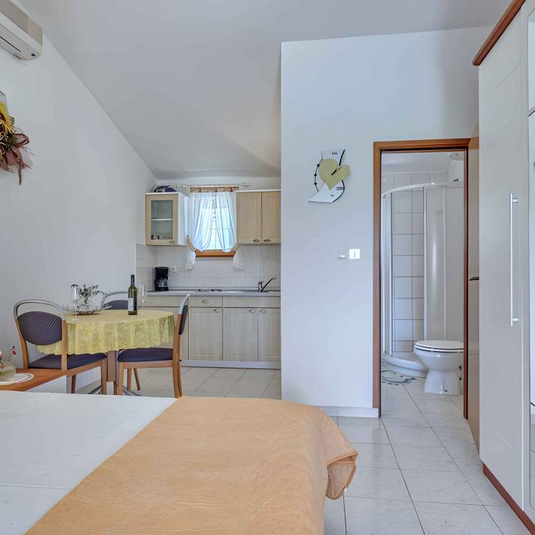 Studio with terrace, air conditioning and Wi-Fi — photo 4