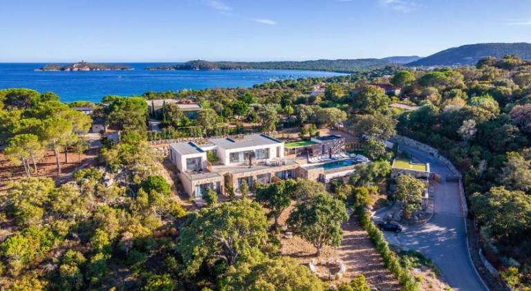 Big villa with pool & hot tub | Close to the beach | Dogs allowed in Zonza