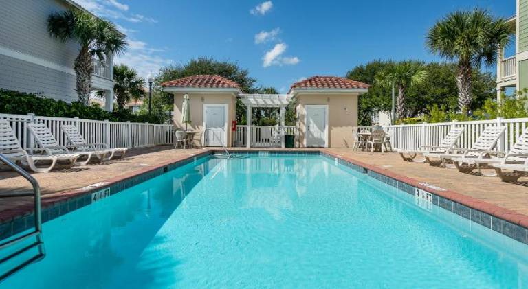 Vacation home with pool — photo 3