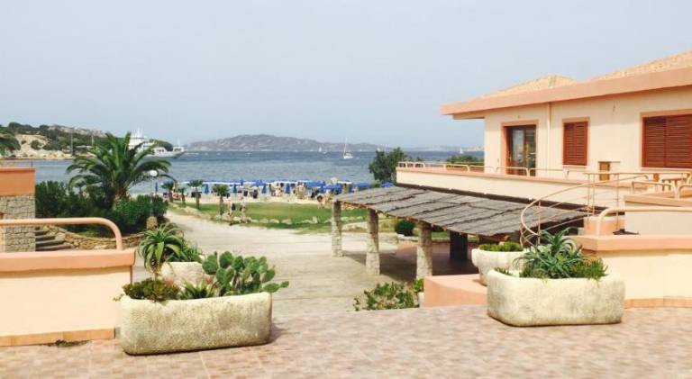 Family-oriented charming vacation home with garden, pool & patio | Next to the beach | Good for workation | Dogs allowed in Palau