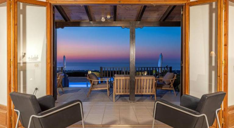 Villa with hot tub & pool — photo 4