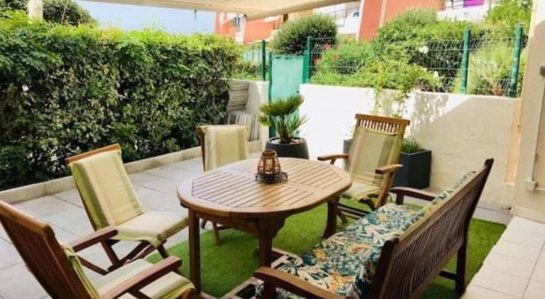 Rental apartment with yard, barbeque & patio in Sète