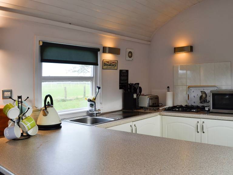 Cottage with grill & yard — photo 4