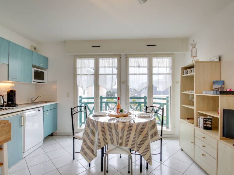 Holiday apartment with yard — photo 3