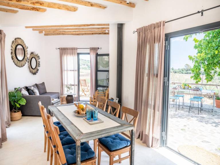 Fully equipped spacious vacation home with patio & garden | Pets allowed — photo 2