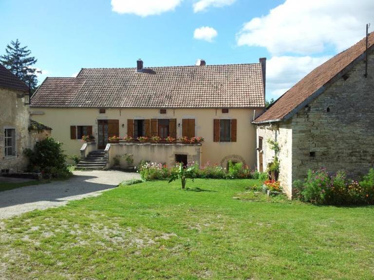 Charming old house with pets allowed, large courtyard and secure parking — photo 2