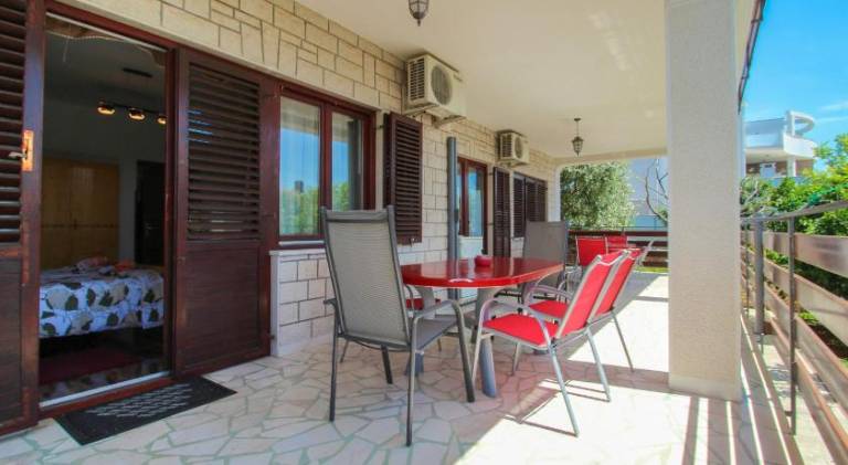 Holiday apartment with patio, grill & garden | Suitable for remote work — photo 2