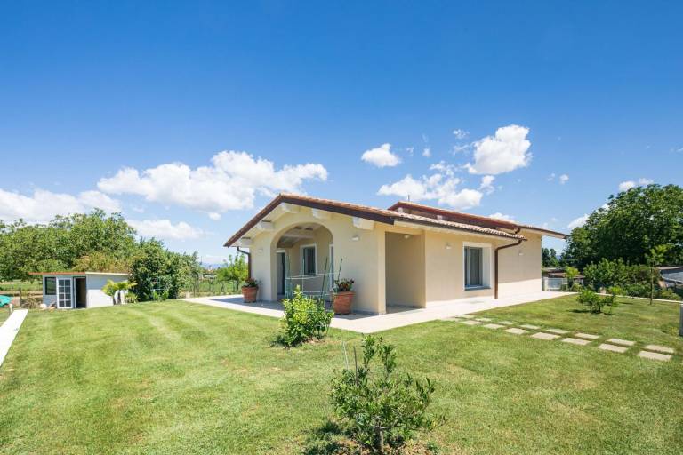 Villa with private pool, yard & barbecue — photo 2