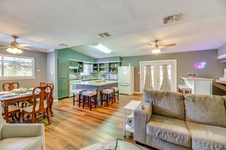 Game Room & Grill: Family Home in Corpus Christi! — photo 5