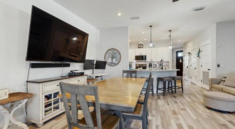 Gorgeous coastal home dog friendly private hot tub & close to beach — photo 3