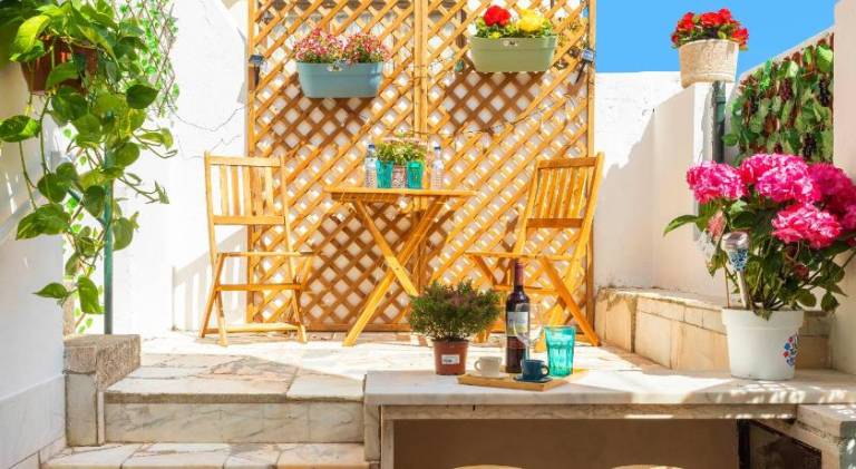 Fully equipped nice villa with patio, garden & jacuzzi | Next to the beach | Suitable for remote work | Pets are welcome in Cascais