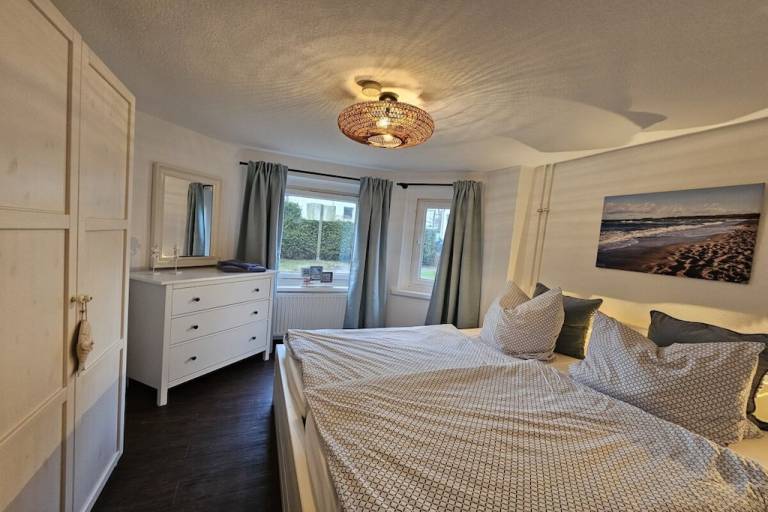 Fully equipped beautiful house with yard, BBQ & patio | Next to the beach | Pets allowed — photo 4