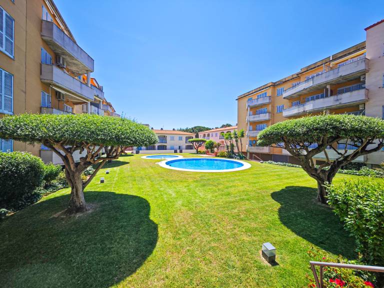 Rental apartment with garden, terrace & pool in Cambrils