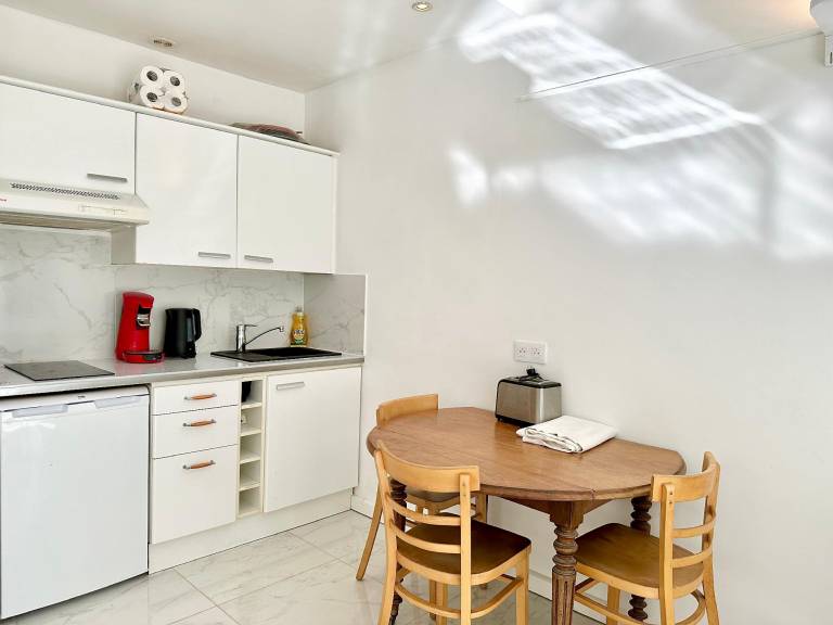 Pleasant rental apartment with patio | Close to the beach | Perfect for remote work | Pets allowed — photo 4