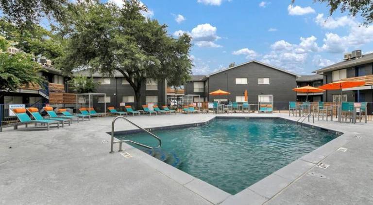 Vacation home with pool — photo 3
