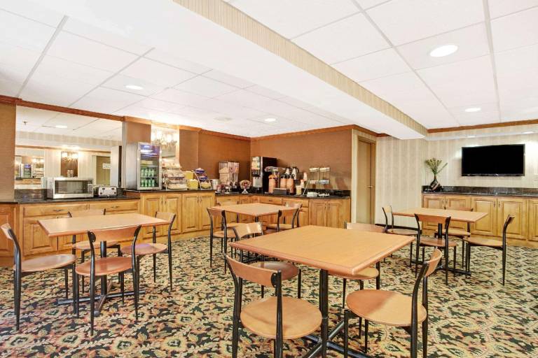 Days Inn by Wyndham Newport News City Center Oyster Point — photo 4