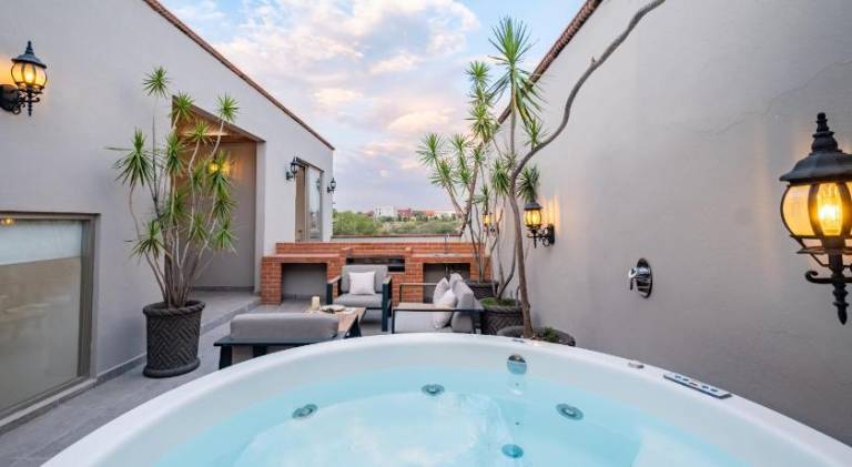Vacation home with jacuzzi — photo 4