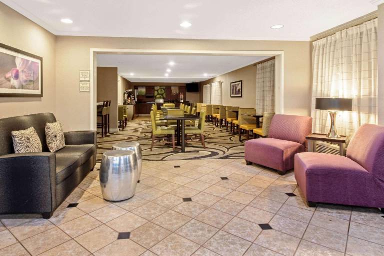 La Quinta Inn & Suites by Wyndham Harrisburg Airport Hershey — photo 3