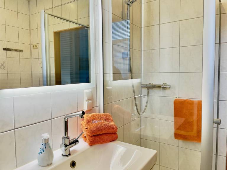 Appartement Fewo Dusche und Badewanne Terrasse