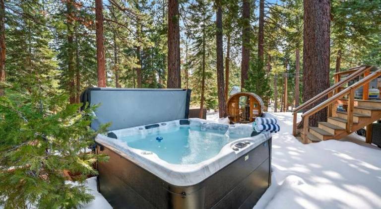 Peaceful Tahoe Retreat by AvantStay Cozy Modern Cabin • Sauna Hot Tub Fireplace • Near Lake — photo 5