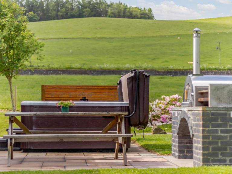 Fully equipped lodge with BBQ & hot tub | Dogs allowed — photo 2