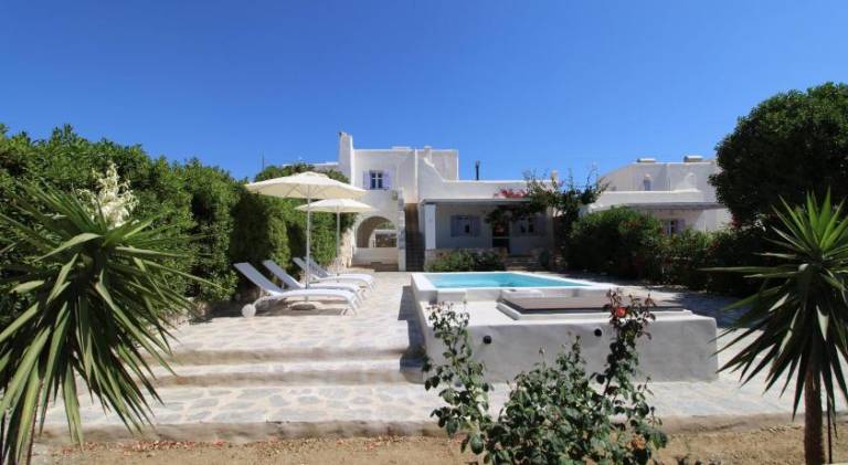 Vacation home with pool in Paros