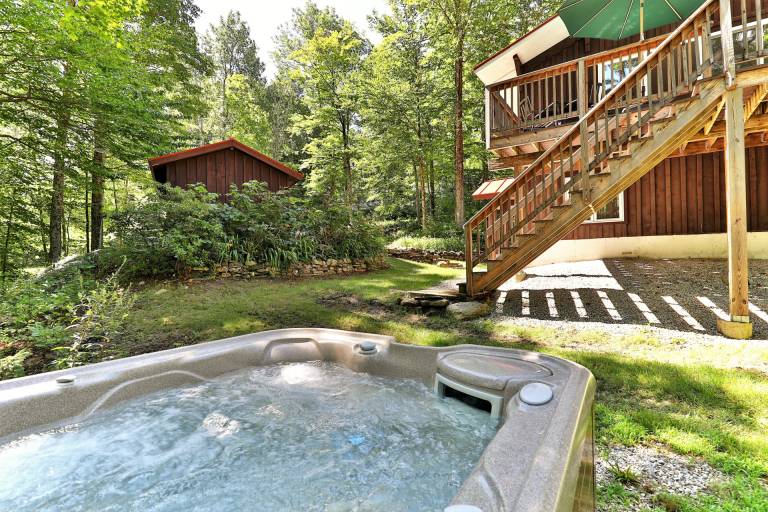 Cozy 3BR, 2-Story Retreat with Hot Tub, Pet Friendly, Deck, Grill, Fire Table, 5 min to Killington — photo 2