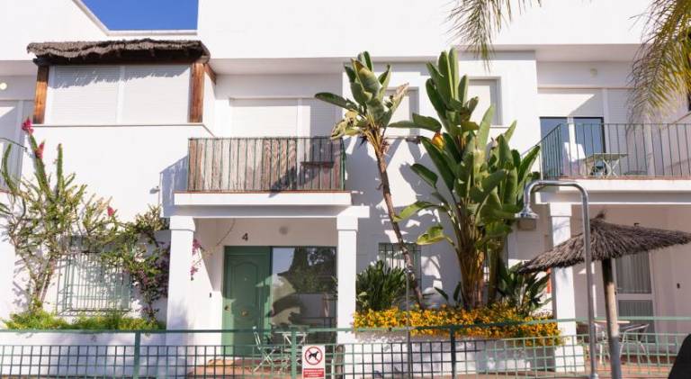 Holiday apartment with terrace, yard & pool — photo 5