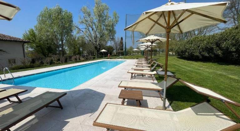 Apartment with grill, pool & yard — photo 4