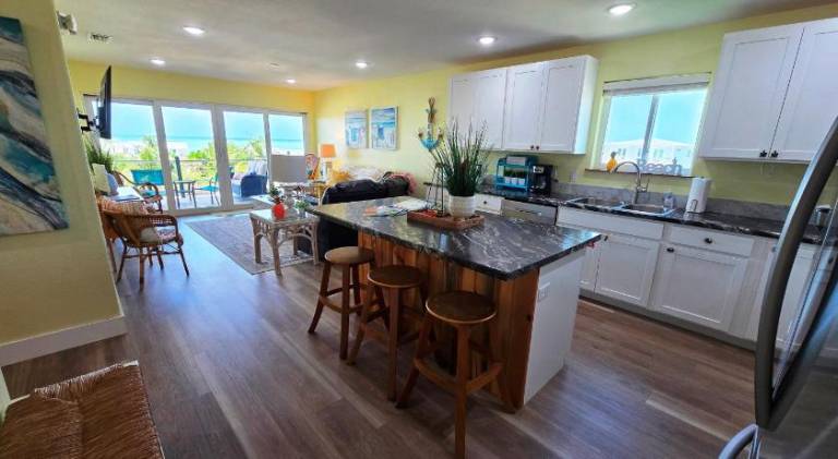 Vacation home with jacuzzi & pool — photo 5