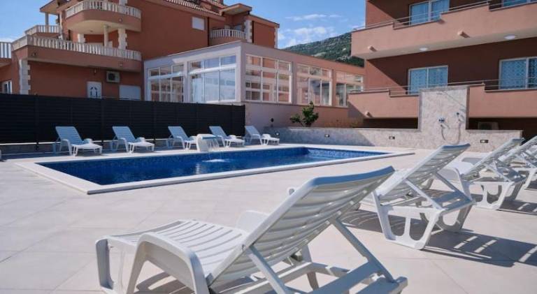 House with terrace, private pool & grill | Perfect for remote work | Pet-friendly — photo 4