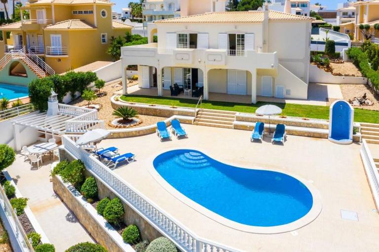 Villa with pool, yard & grill — photo 3