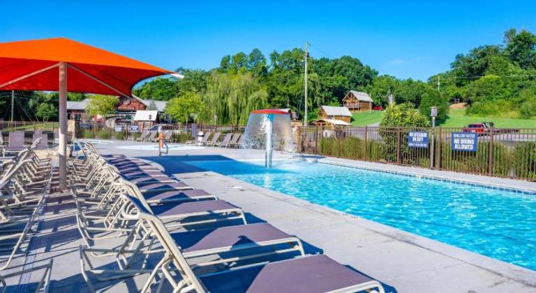 Vacation home with hot tub & pool — photo 4
