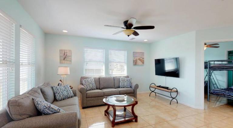 Fully equipped house with BBQ, terrace & pool | Close to the beach | Perfect for remote work | Pets are welcome in Galveston, TX