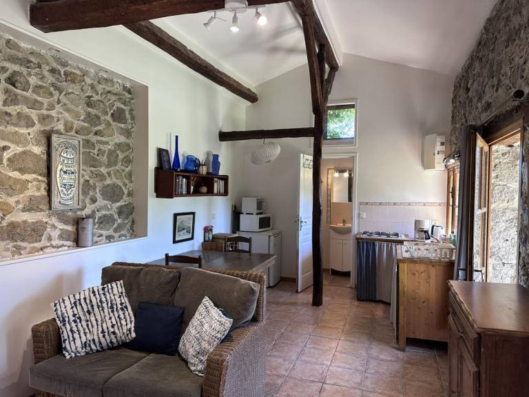 Lovely gite with BBQ, yard & patio | Pet-friendly — photo 2