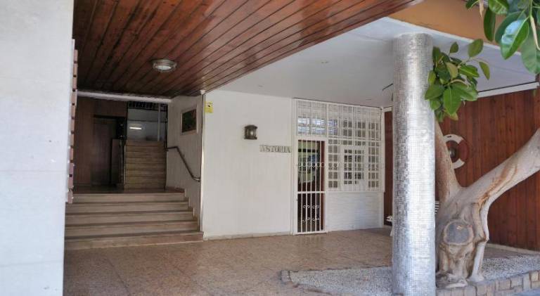 Apartment with patio — photo 3