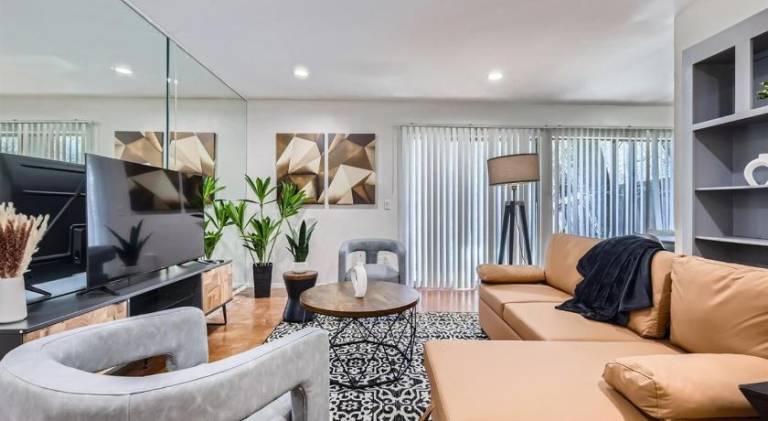 Your Walkable King Bed Getaway - Sleeps 4 - Pool Pkg in Austin, TX