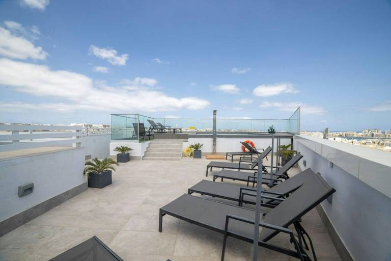 Serviced apartment with patio & pool | Dogs allowed — photo 5