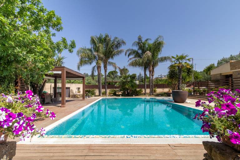 Apartment 'Giusa' with Shared Pool, Wi-Fi and Air Conditioning in Caltagirone