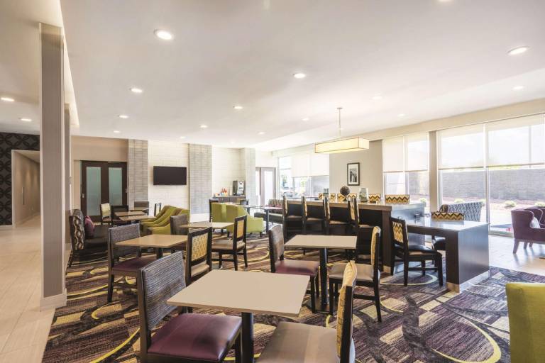 La Quinta Inn & Suites by Wyndham Memphis Downtown — photo 3
