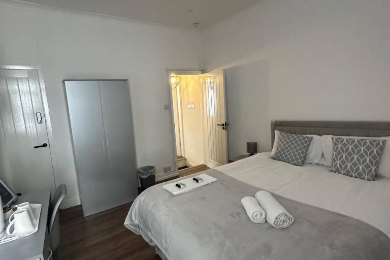 Children-friendly vacation home with yard | Pet-friendly in Newcastle-Under-Lyme