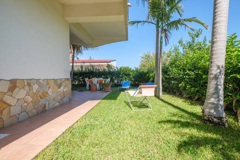 Villa with yard, fast internet & patio | Garden view — photo 3
