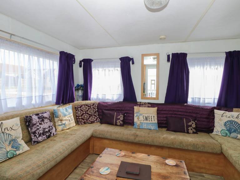 Cottage with yard | Beach view | Beach nearby | Pets are welcome — photo 4